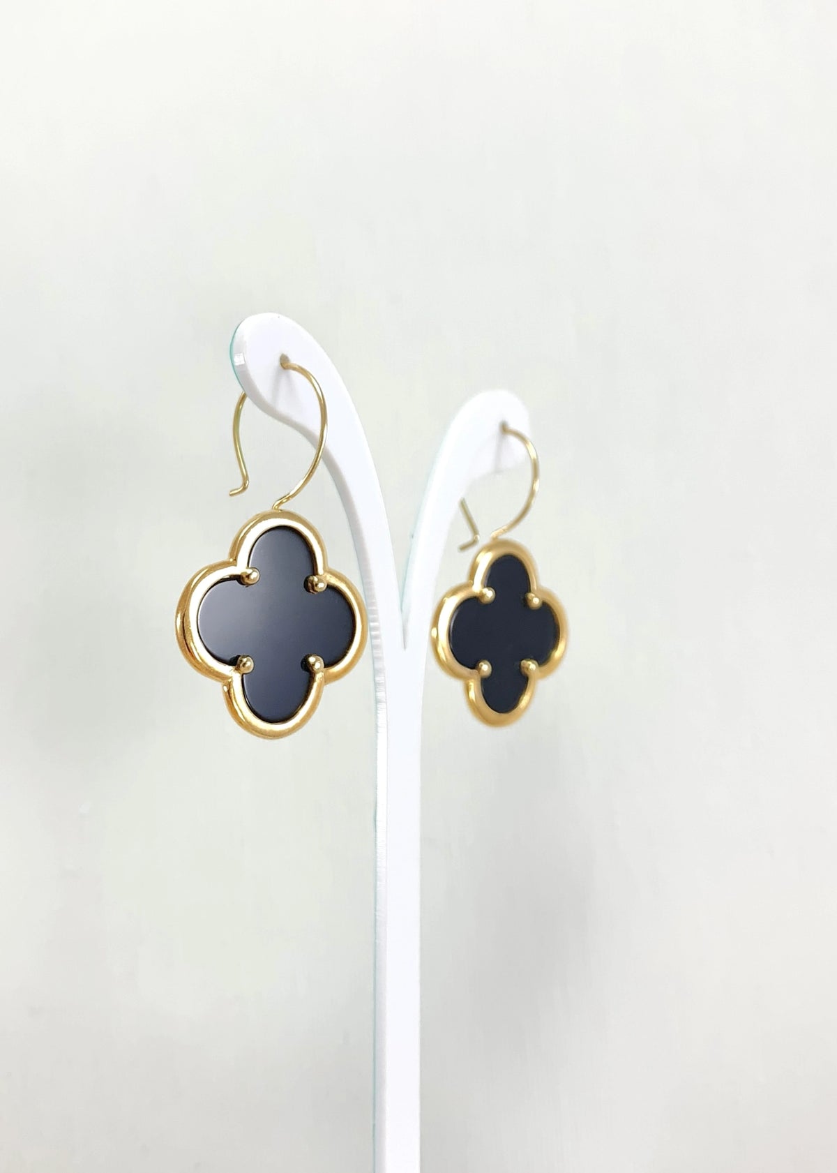 Gold-plated earrings with a four-leaf clover in natural black onyx